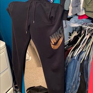 BLACK NIKE SWEATS